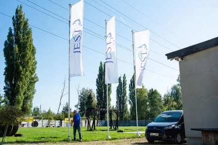 flagi firmowe na maszcie